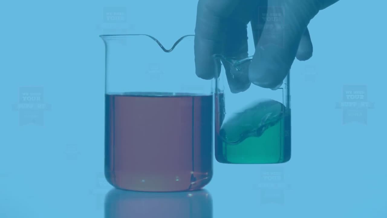 animación de necesitamos su apoyo sobre las manos de un trabajador de laboratorio con vidrio de laboratorio en fondo azul