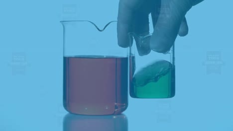 animación de necesitamos su apoyo sobre las manos de un trabajador de laboratorio con vidrio de laboratorio en fondo azul