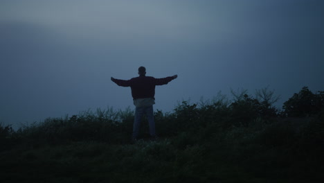 Chico-Solitario-Caminando-En-Un-Campo-Brumoso.-Vista-Posterior-Del-Hombre-Levantando-Las-Manos-En-El-Aire.