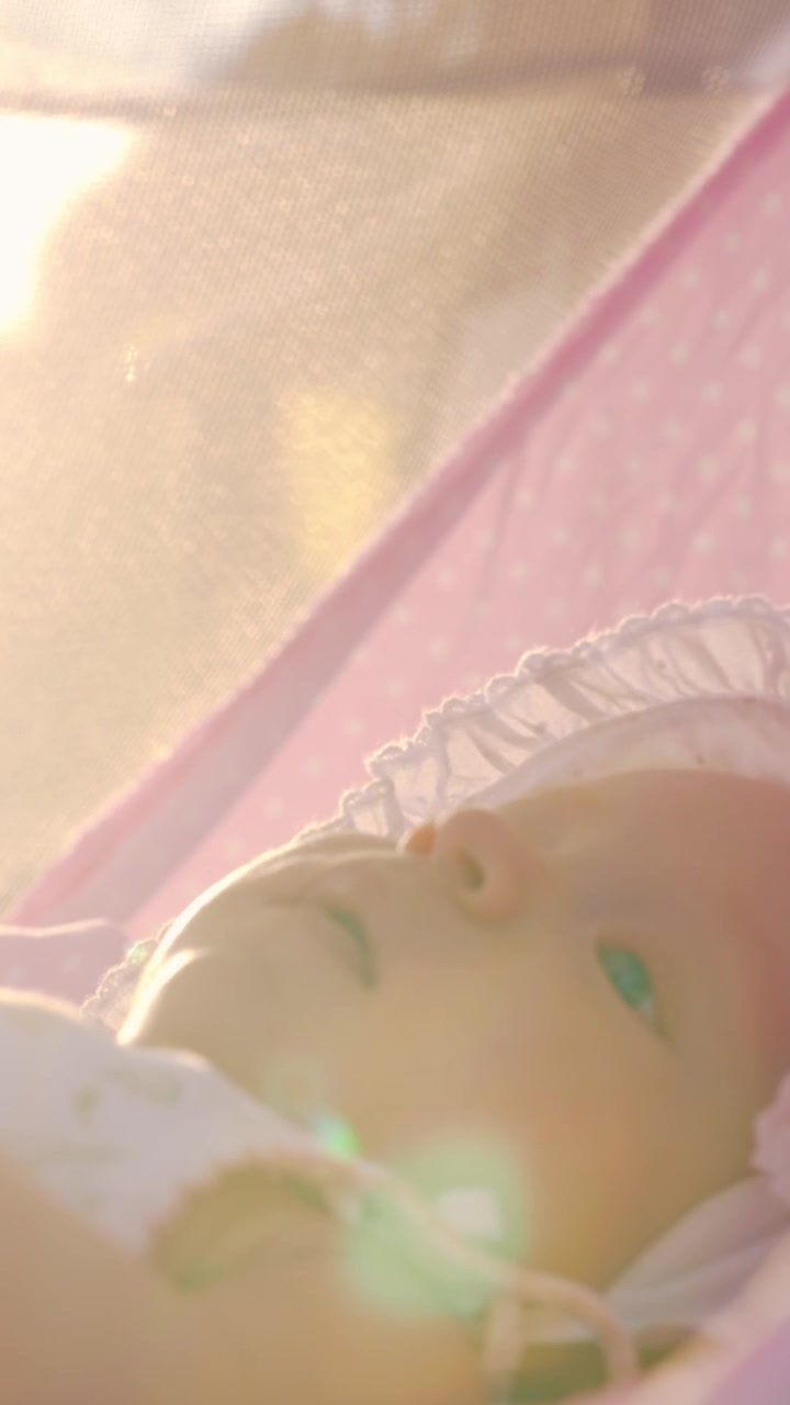 Bambina sullo sfondo di un sole caldo e luminoso