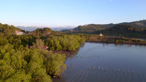 Heitere-Inseln-Ruhiges-Wasser-Sonnenaufgang