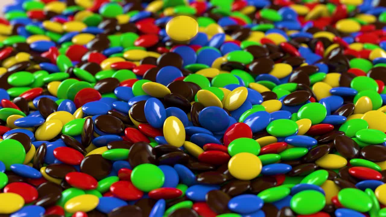 los caramelos redondos multicolores caen en la pila