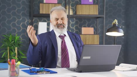 un hombre de negocios mirando a la cámara recibiendo malas noticias.