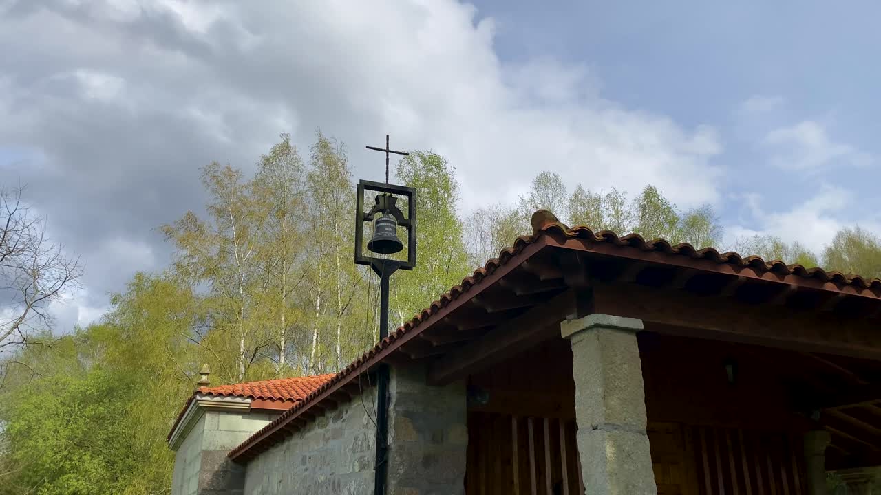 산에서 종과 십자가에서 예배당 입구까지 넓은 각도