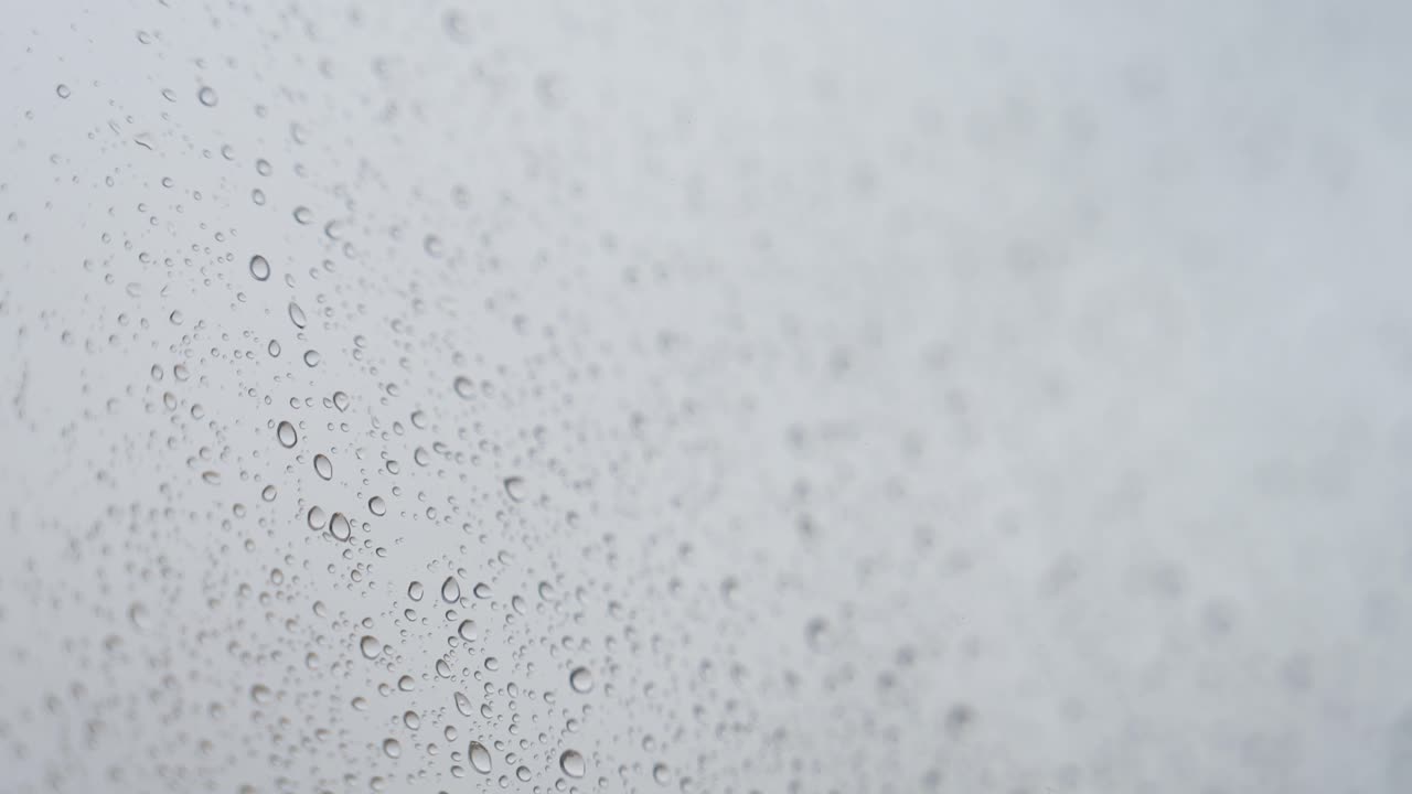 비가 떨어지는 비가 어두운 날씨에 창문에 부 ⁇ 히는 비가 내리는 유리창의 클로즈업 뷰