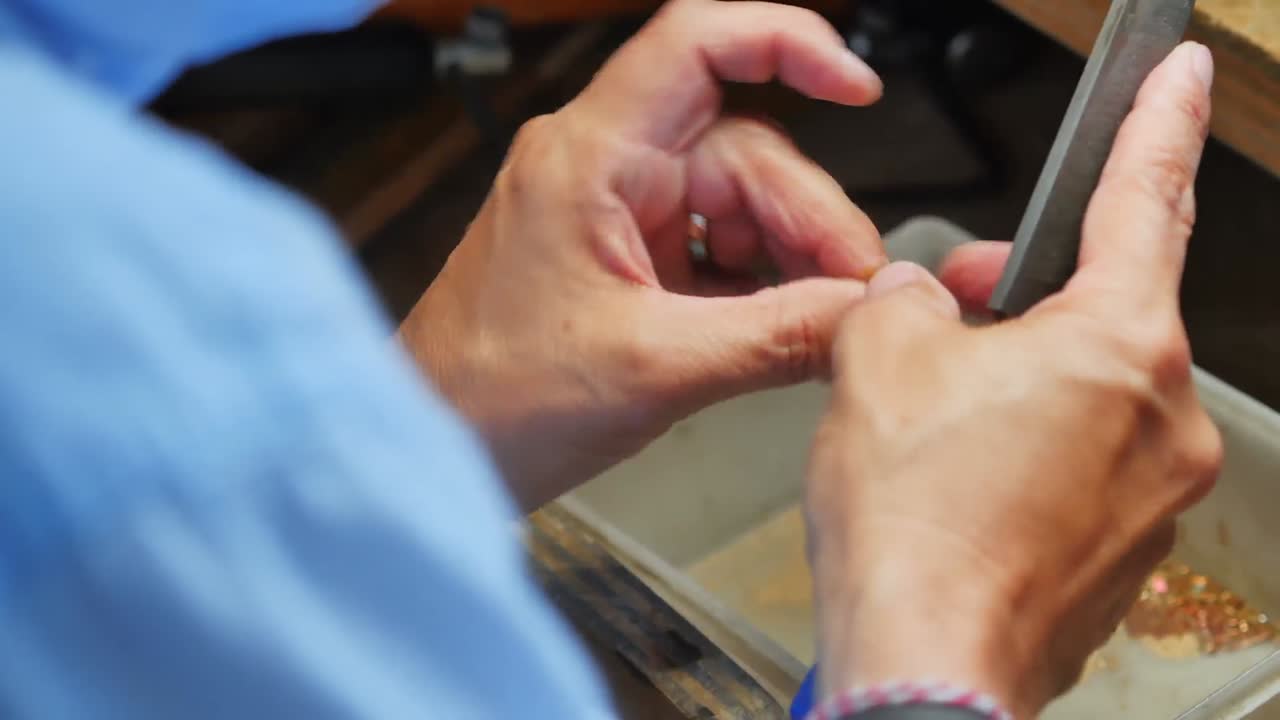 artesana que trabaja en un taller