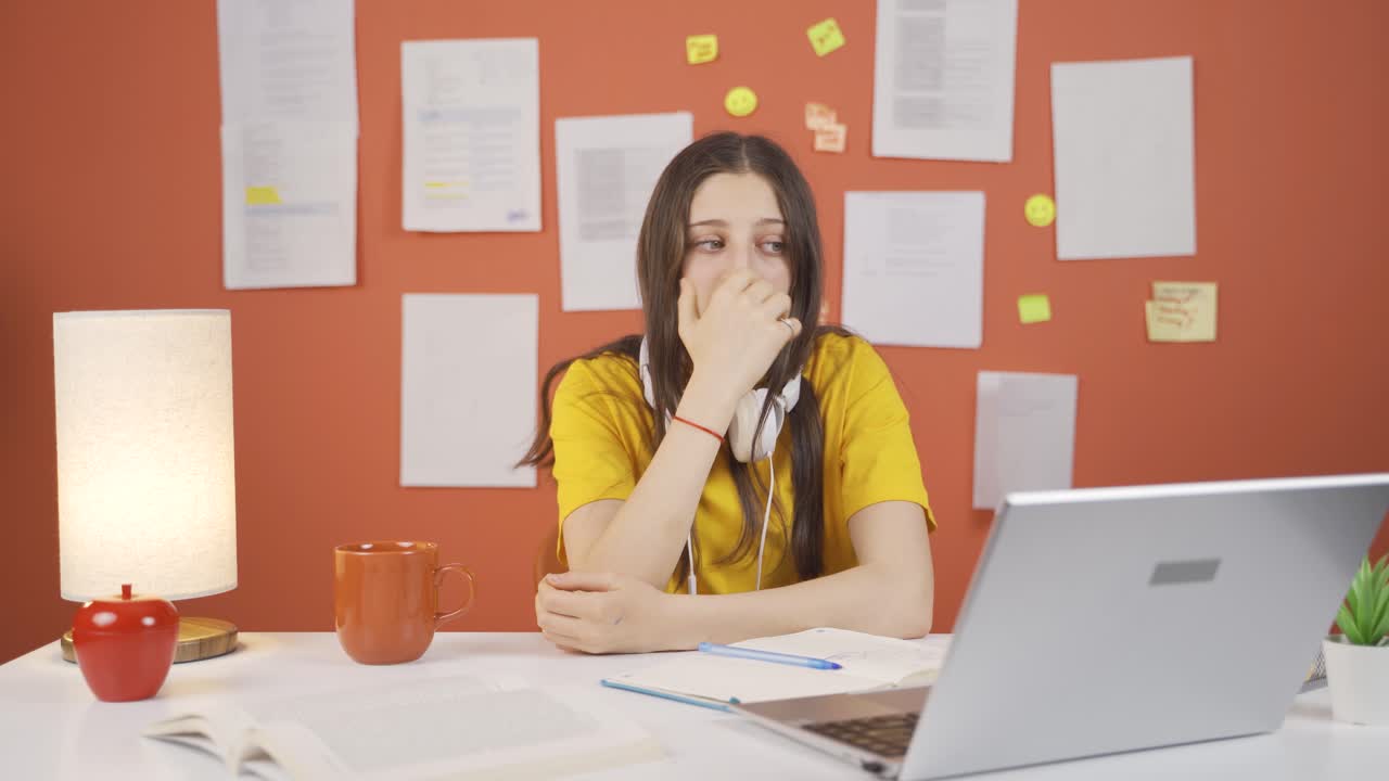 una niña preocupada y nerviosa.