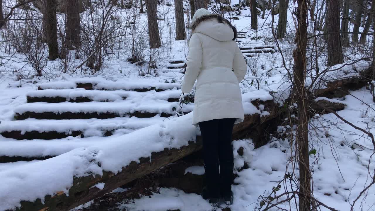 쓰러진 나무 위로 점프하는 여자