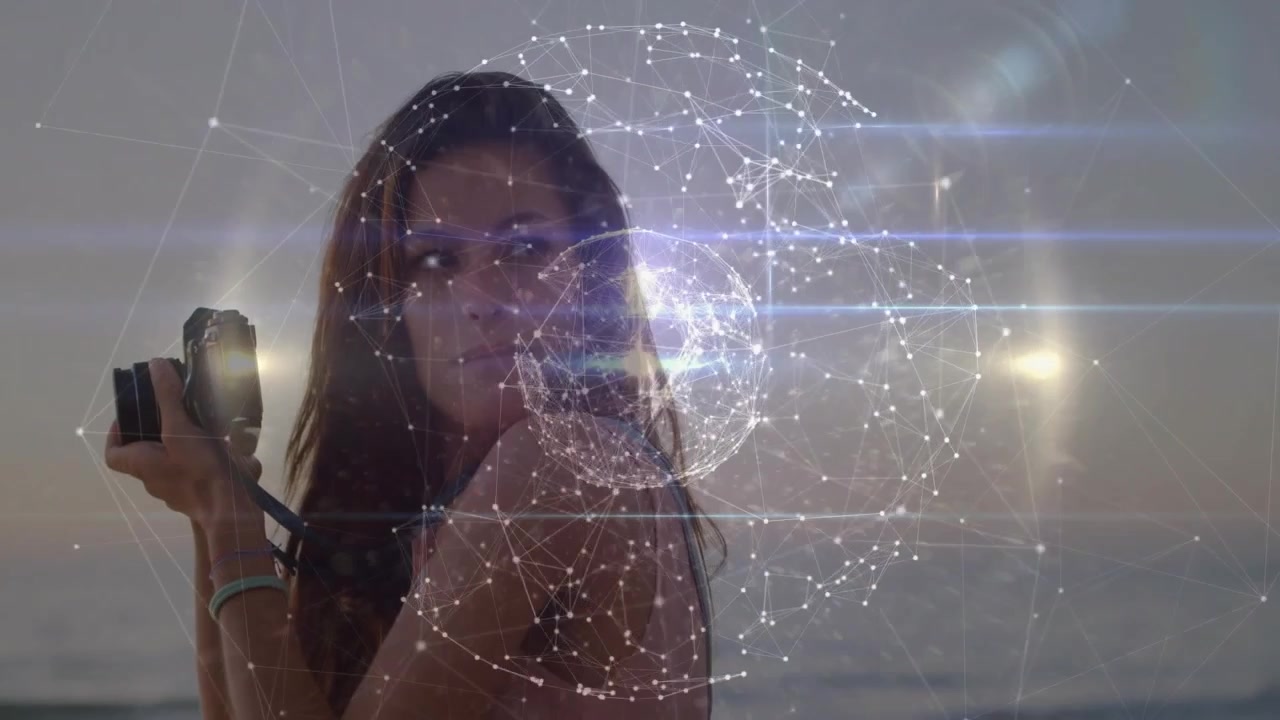 Vídeo vertical: Mulher de maiô virando-se na praia, segurando uma câmera, com uma sobreposição que clareia e atrai o olhar