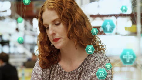 animación de iconos conectados que forman globos sobre mujer caucásica hablando en teléfono inteligente