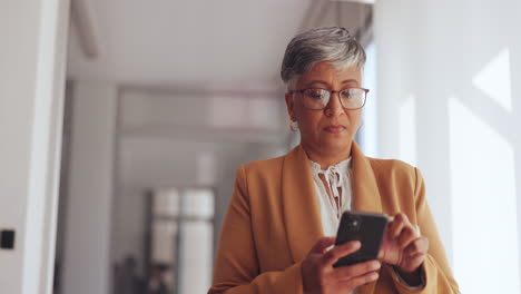 Mujer-De-Negocios-Senior,-Teléfono