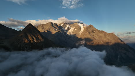 Paisaje-Montañoso-Hautes-Alpes-Toma-Aérea-Valle-Romanche-Soleado-Con-Nubes