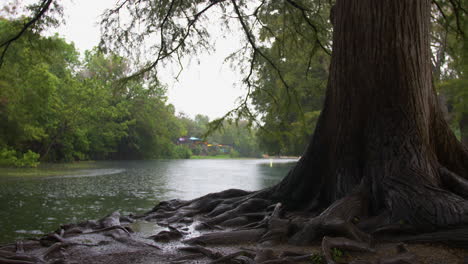 Eine-Weite-Aufnahme-Des-San-Marcos-River-Während-Eines-Regensturms