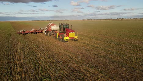 nuevo equipo de siembra remolcado por un tractor a través de un potrero saludable