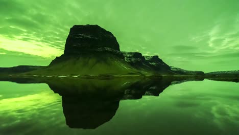 increíble vista de la aurora boreal en el cielo nocturno