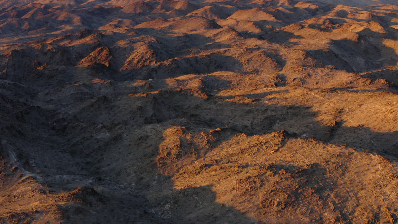 círculo aéreo en el vasto paisaje montañoso, mina de nube roja, arizona, estados unidos