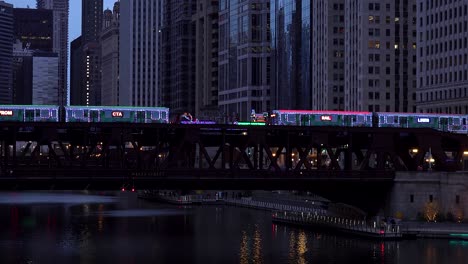 Skyline-Der-Stadt-Weihnachtsfeiertagszug-über-Den-Fluss