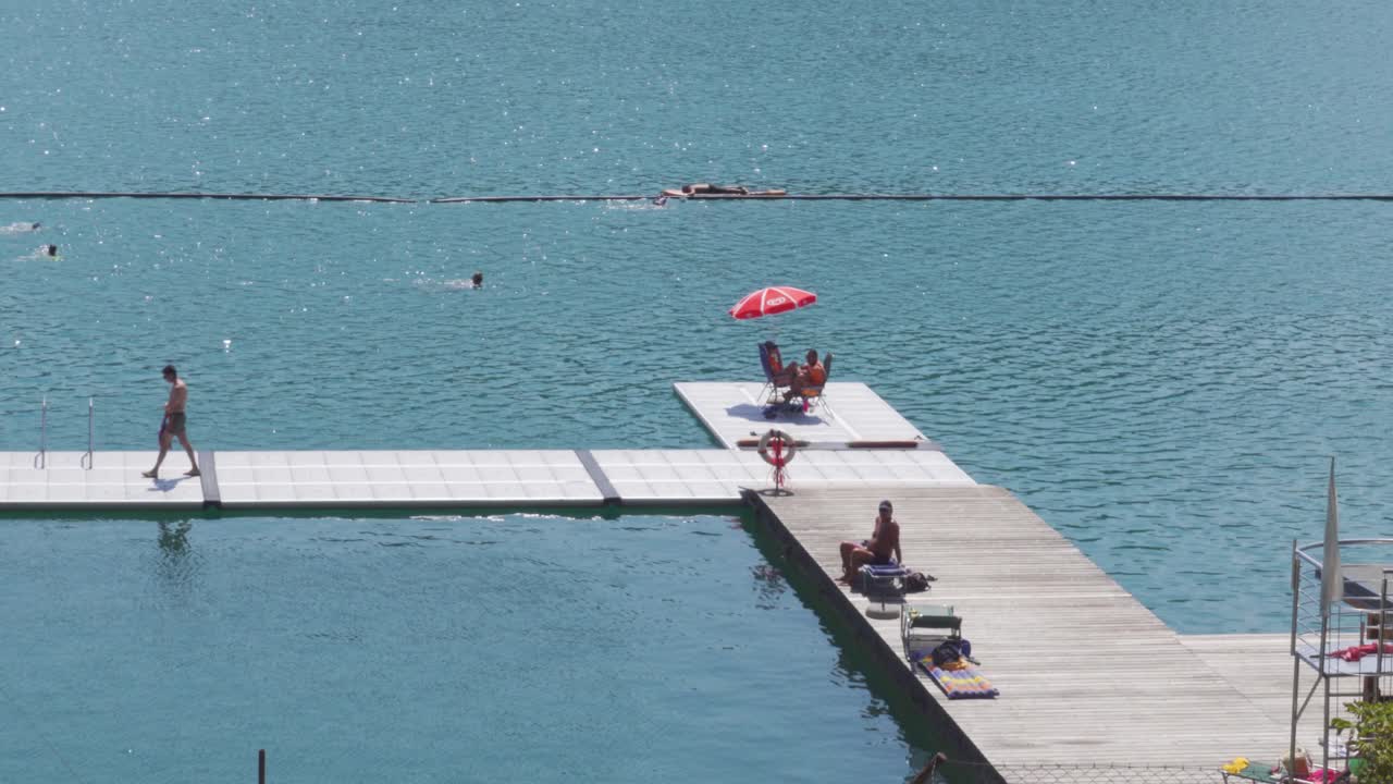 슬로베니아 블 레드 호수 기슭의 목가적이고 게으른 여름 장면