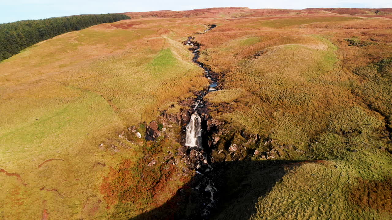 빙하로 조각된 계곡은 워터풋의 도시에 있는 아일랜드 바다의 북쪽 채널에 입을 가지고 있습니다.