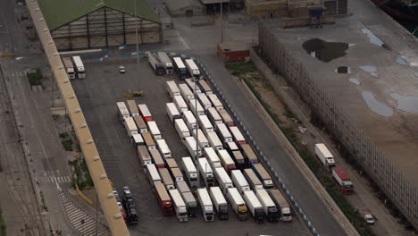 Muchos-Camiones-Atascados-En-Estacionamiento,-Almacén-Logístico,-Vista-Aérea