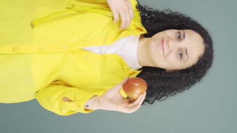 vídeo vertical de una mujer joven a dieta hace una elección.