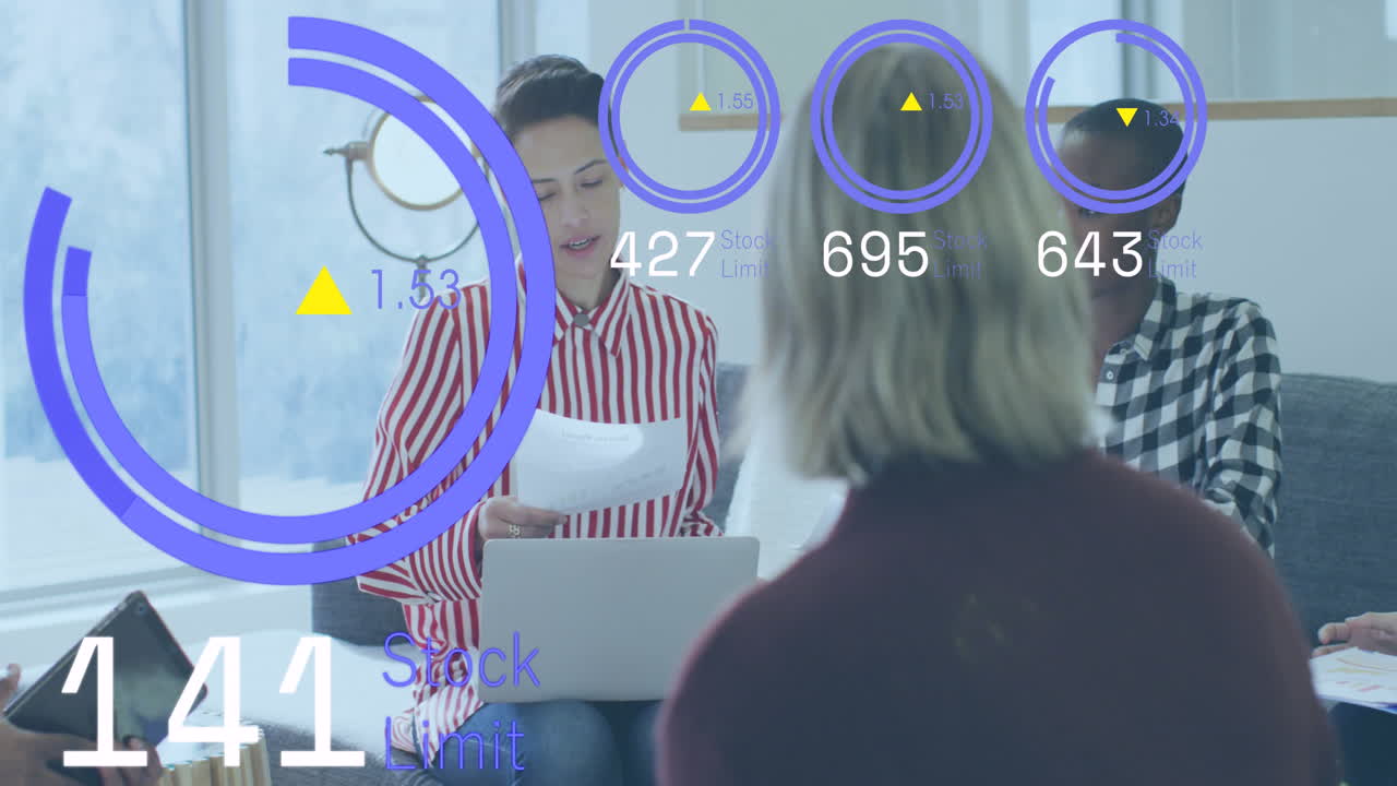 animación del procesamiento de datos contra diversos colegas que pasan un documento en la oficina
