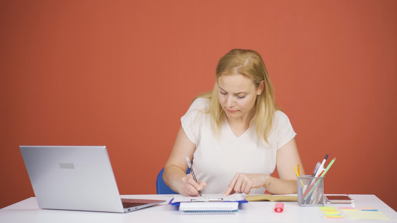 la mujer que revisó y firmó el papeleo está feliz y satisfecha.