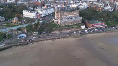 Luftaufnahme-Des-Vintage-Grand-Hotels-An-Der-Küste-Der-Scarborough-Bay-Im-Norden-Von-Yorkshire,-England