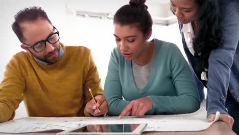 equipo de negocios ocasionales trabajando juntos