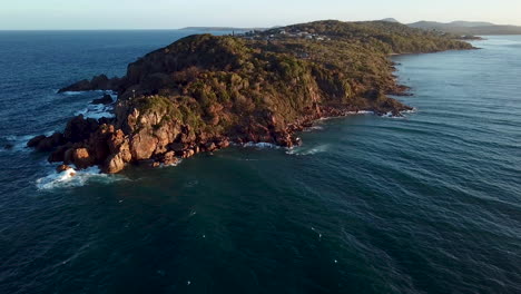 Inclinando-Hacia-Abajo-La-Toma-De-Un-Dron-De-Los-Acantilados-Rocosos-En-Agnes-Water-En-La-Región-De-Gladstone,-Queensland,-Australia