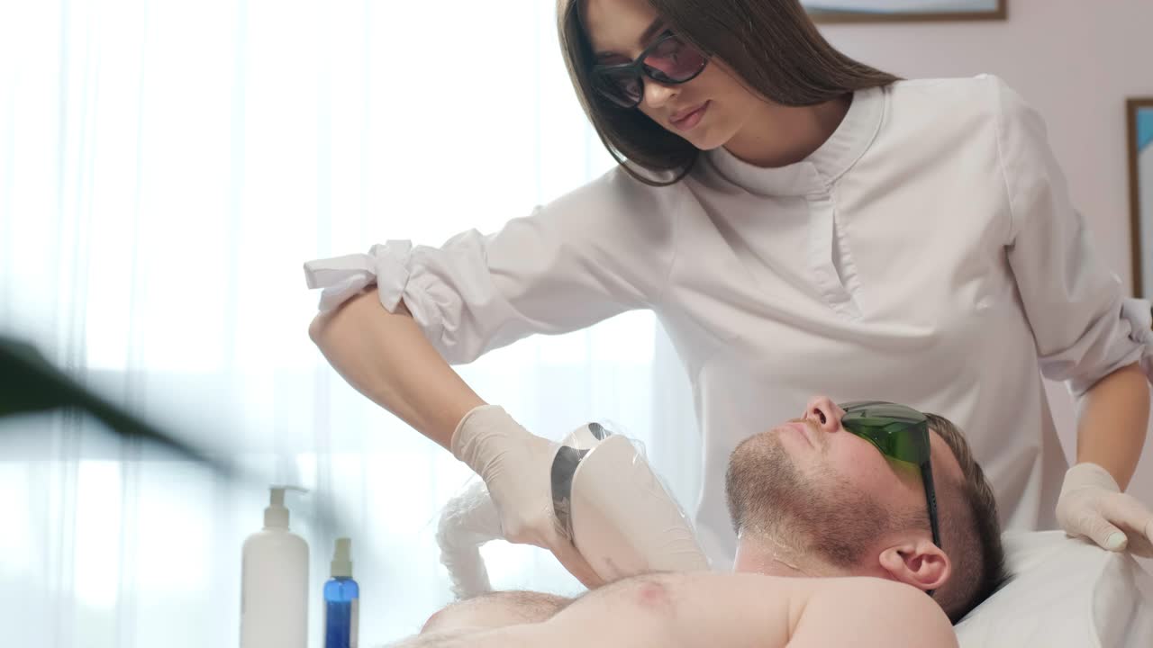 depilación láser - procedimiento de depilación. flash de depilación láser de diodo, esteticista elimina el pelo en hermosas piernas femeninas, depilación para piel lisa, procedimiento láser en un estudio de belleza o clínica, tratamiento de depilación para el cuidado del cuerpo.