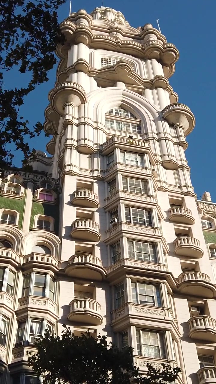 Palazzo Barolo Buenos Aires Architettura Vista Verticale dal Basso Storico Grattacielo Uffici Neogotico Punto di Riferimento.