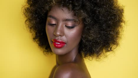 mujer de cabello rizado y labios rojos