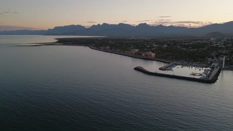 Loreto-Baja-California-Península-Famosa-Del-Golfo-De-México,-Ciudad-Colonial-Costa-Puerto-Puerto-Aéreo-Drone