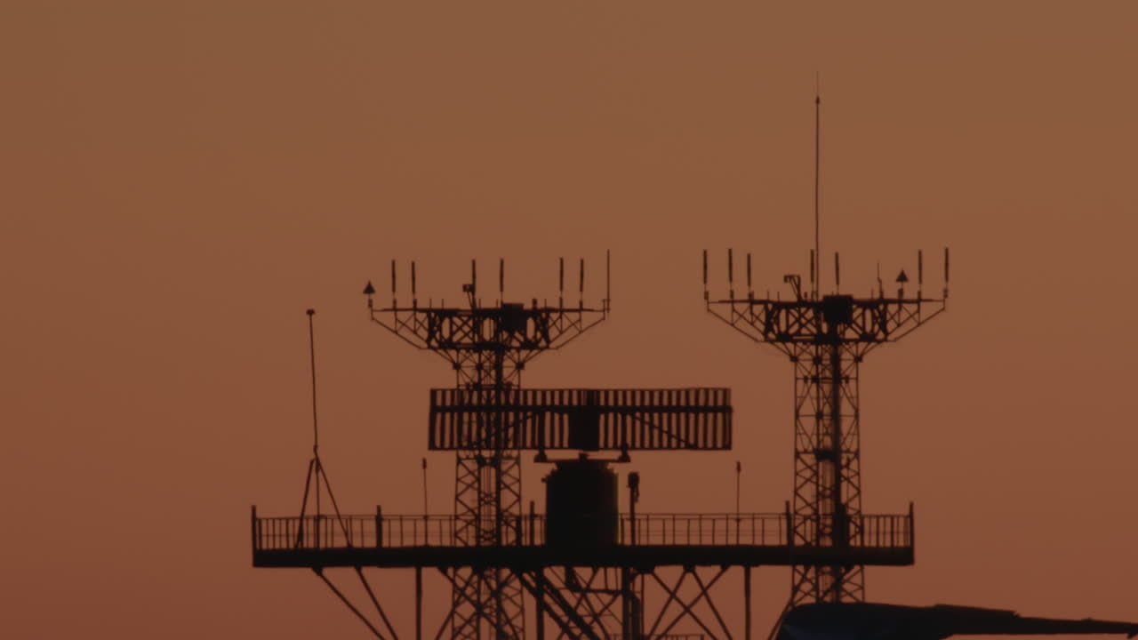 antenas en silueta al atardecer