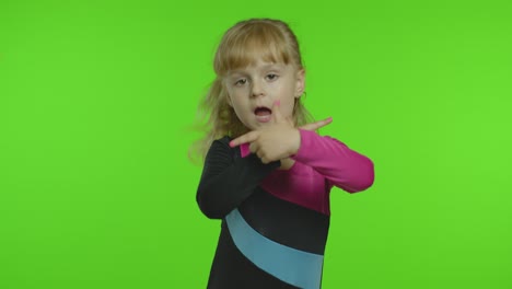 Kinderballerina-Trainiert-Im-Studio-Auf-Chroma-Key-Hintergrund.-Mädchen-Tanzen,-Turnen