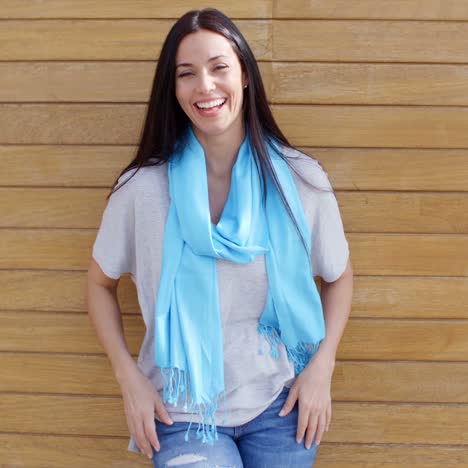 mujer confiada con los brazos cruzados