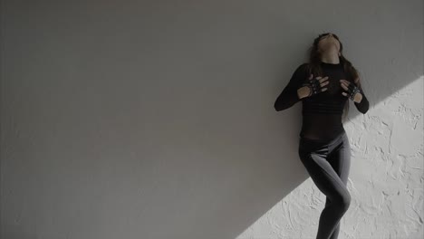 mujer en negro retrato de estudio de moda