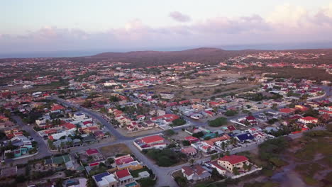 carreteras y casas en el extremo noreste de la isla de aruba