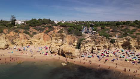 Playa-Tropical-Con-Coloridas-Sombrillas.-Concepto-De-Vacaciones