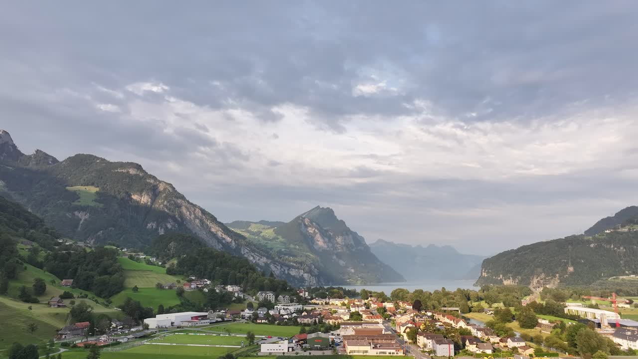 vista aérea del pintoresco paisaje del lago wessen, walensee, con una impresionante cordillera por encima de él en suiza
