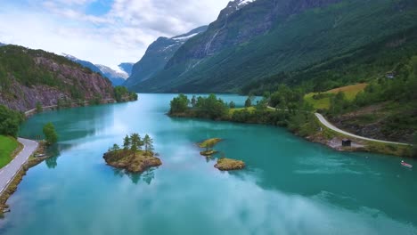 el lago lovatnet es una naturaleza hermosa de noruega.