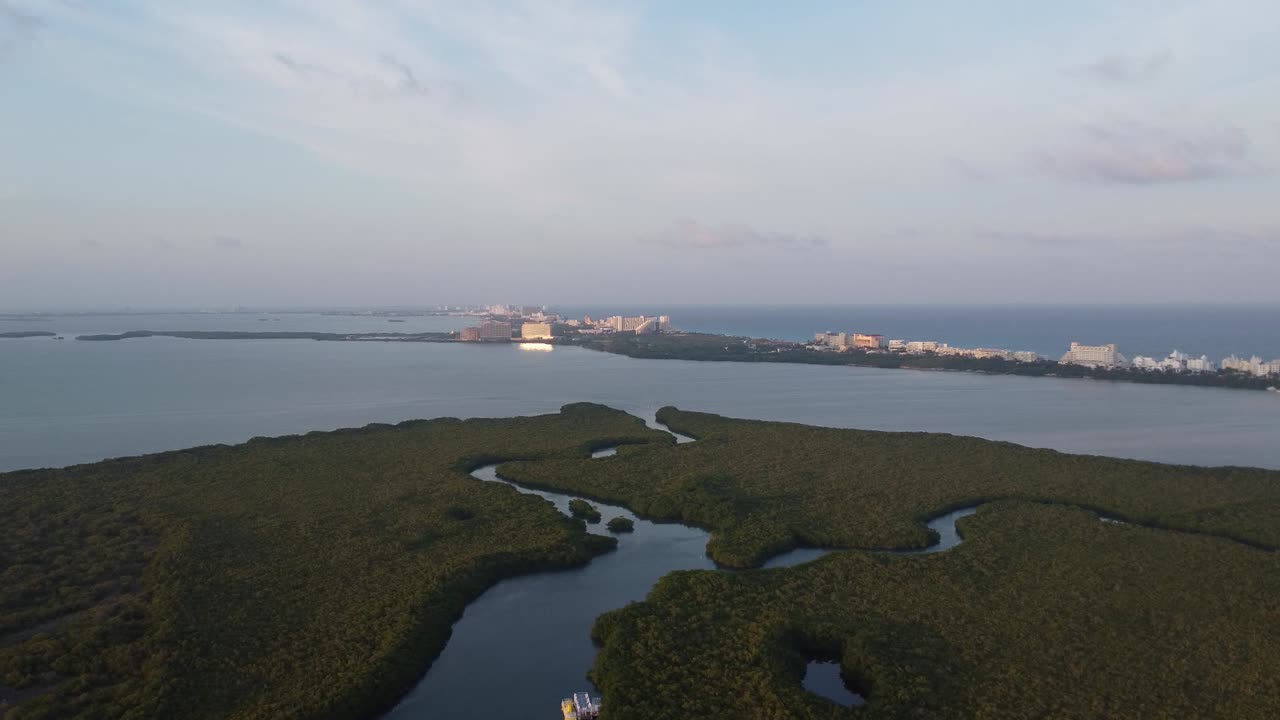 카리브 해의 푸른 물을 바라보는 타 니주크 다리 근처의 풍경.