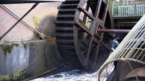 Altes-Wasserrad-Der-Wassermühle,-Die-Sich-Zum-Mahlen-Dreht