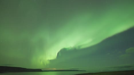 Un-Vídeo-Timelapse-De-La-Fascinante-Aurora-Boreal-Bailando-Sobre-Un-Tranquilo-Fiordo-En-Una-Oscura-Noche-De-Invierno