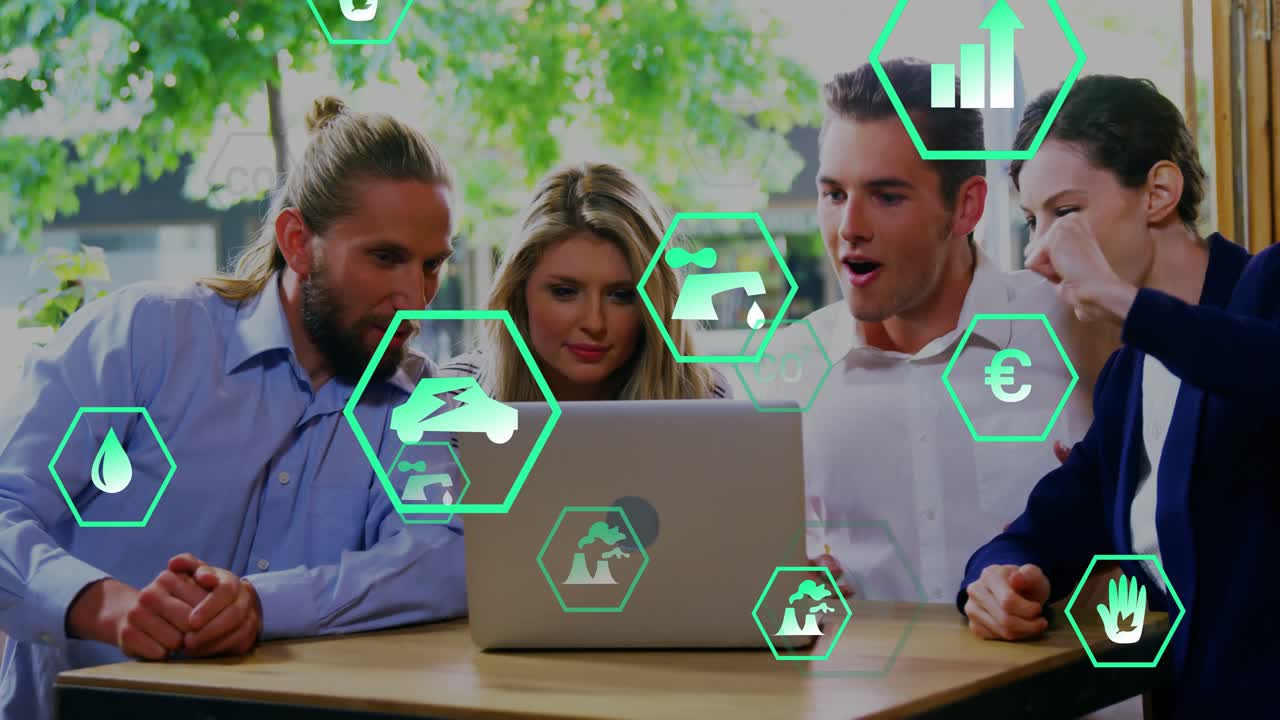 Un team di quattro persone si china attorno a un laptop, osservando l'apparire di una sovrapposizione esagonale verde, analizzando dati aziendali.