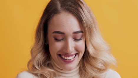 una mujer sonriendo y riendo.