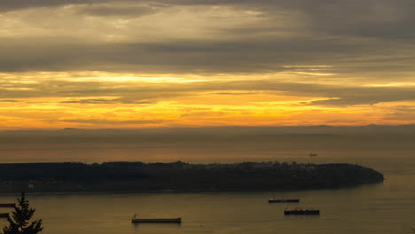 Nubes-Al-Atardecer-Volando-Sobre-El-Campus-De-La-Península-Con-Lapso-De-Tiempo-De-Buques-De-Carga