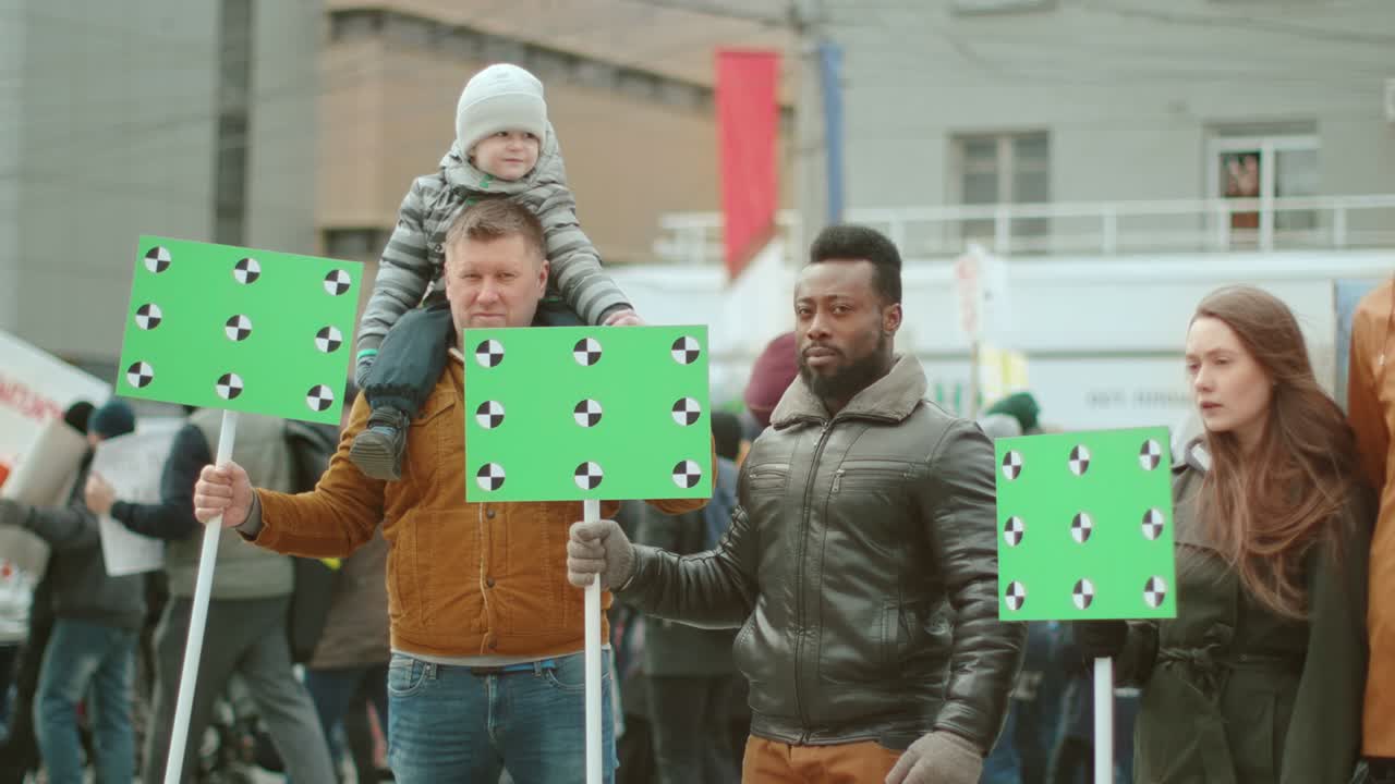 multitud de personas diversas con pancartas de chromakey, pancartas en la manifestación de la reunión.