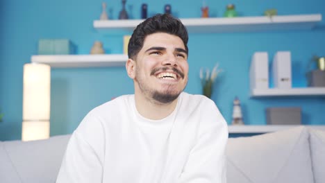 soñando con un joven riendo. feliz.
